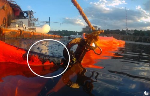 Нефтепродукты из танкера Delfi переливаются через край заградительных бонов