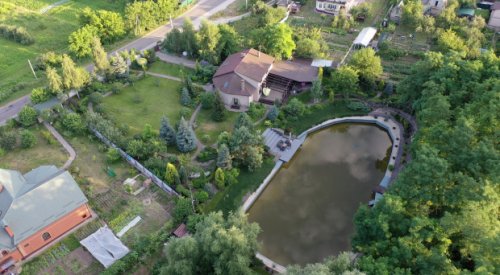 Глава СБУ Баканов живет за городом в скромном доме, зато с большим озером и участком