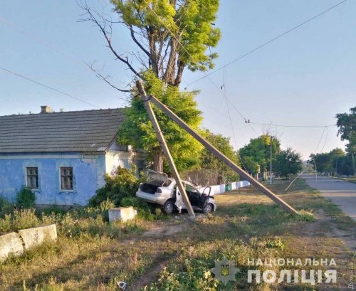 В Одесской области пьяный водитель врезался в электроопору: пострадала пассажирка
