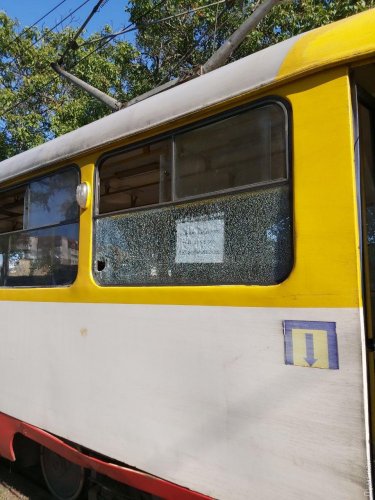 В трех одесских трамваях хулиганы камнями побили стекла