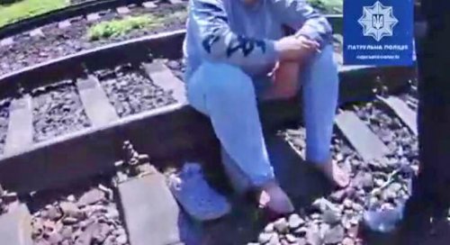 В Одессе женщина сидела на рельсах и ждала, когда ее собьет поезд