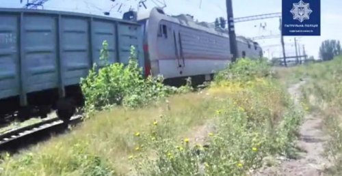 В Одессе женщина сидела на рельсах и ждала, когда ее собьет поезд