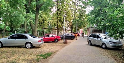 В парке Шевченко стали парковаться на пешеходных аллеях
