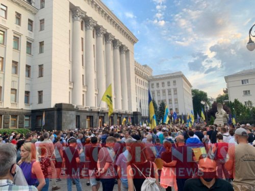 «Вова, збирайся до Ростова»: тысячи людей вышли на акцию протеста в Киеве против капитуляции