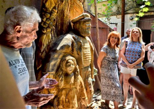 В одесском дворе из ствола упавшего дерева создали скульптуру моряка с девочкой
