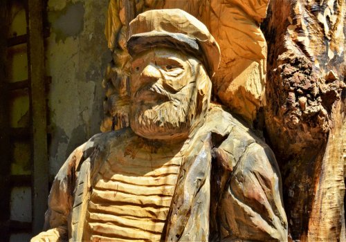 В одесском дворе из ствола упавшего дерева создали скульптуру моряка с девочкой