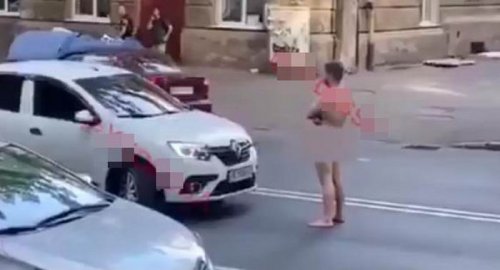 По Одессе гулял голый мужчина, не давая машинам проехать (видео)