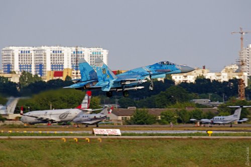Новую взлетно-посадочную полосу одесского аэропорта случайно опробовал один самолет — военный