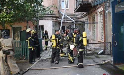 В центре Одессы эвакуировали жильцов четырехэтажки – горела проводка