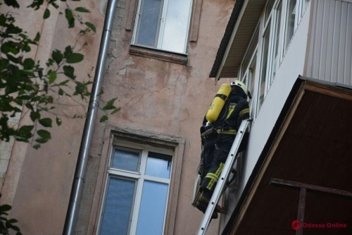 В центре Одессы эвакуировали жильцов четырехэтажки – горела проводка