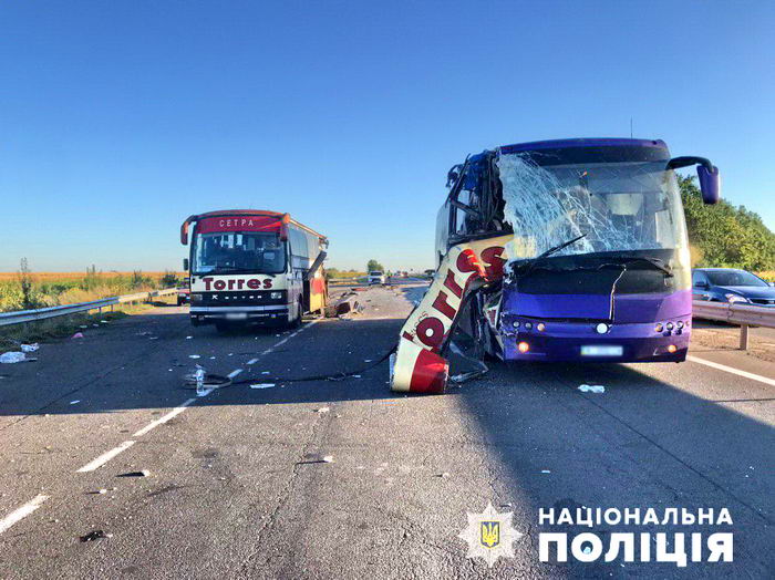 На трассе Киев-Одесса столкнулись автобусы. Два человека погибли