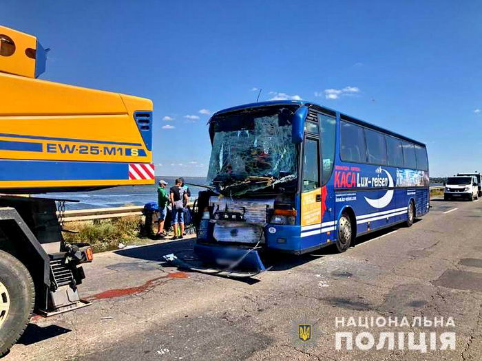 Под Одессой автобус с пассажирами врезался в автокран