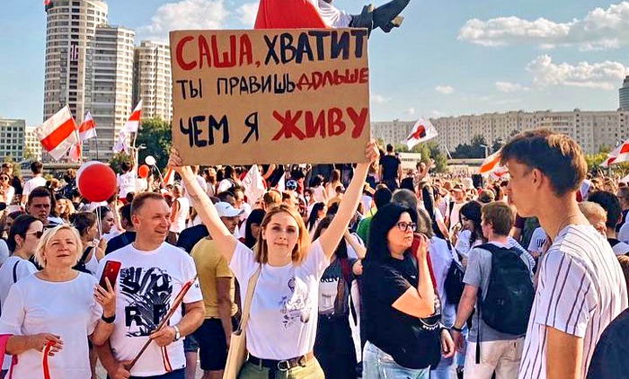 Самые яркие протестные плакаты с митинга в Беларуси (фото)