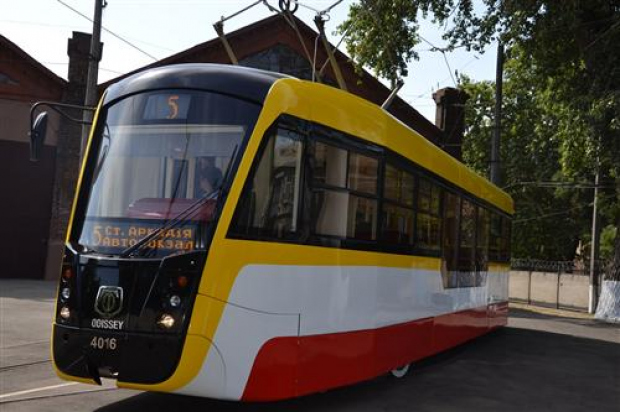 В Одессе маршрутка протаранила новенький трамвай