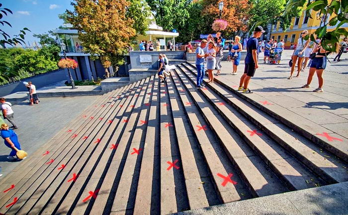 На Потемкинской лестнице появились сотни красных крестов (фото)