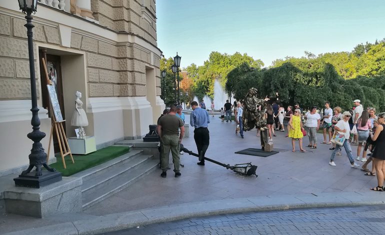 У Одесского оперного упал фонарь, чудом никто не пострадал (ФОТО)