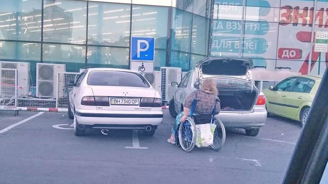 На Таирова горе-водитель запарковал инвалида