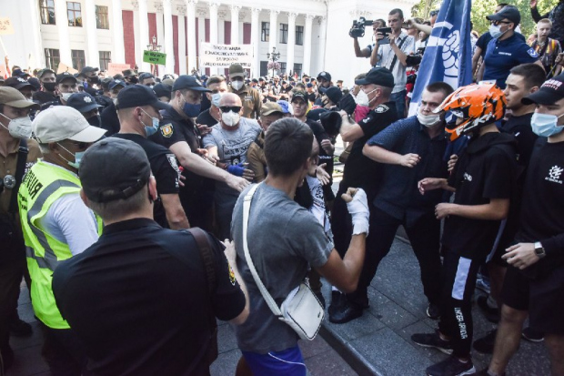 В центре Одессы произошла драка между националистами и представителями ЛГБТ-сообщества
