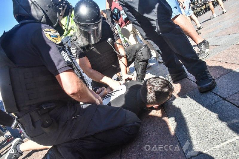 В Одессе радикалы напали на марш ЛГБТ (фото)