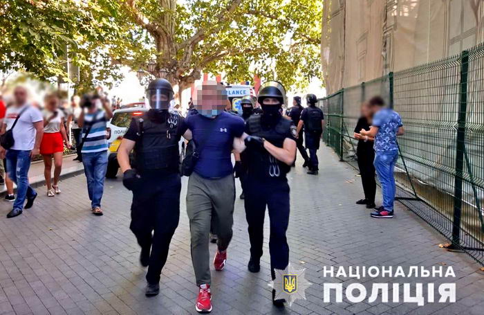 Полиция задержала 16 радикалов, которые напали на гей-парад в Одессе. Они оказались неместными