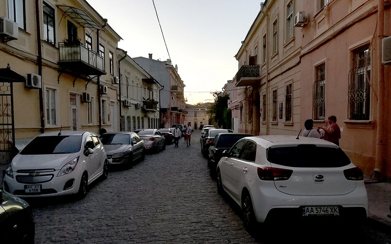 Последние дни лета: Воронцовский переулок полон автомобилей (фото)