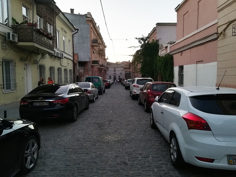 Последние дни лета: Воронцовский переулок полон автомобилей (фото)