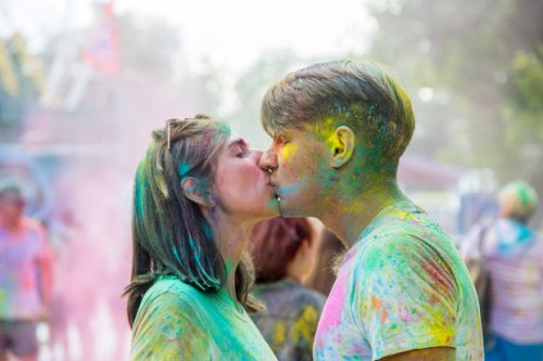 Четвертый ColorFest: в парке Шевченко бросались красками холи, танцевали в пене и обливались водой
