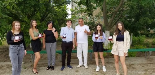 В Саратском районе выпускникам-медалистам вручили ценные подарки
