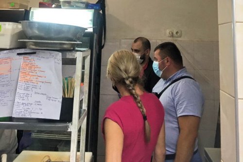 В Одессе 6 человек отравились морепродуктами в ресторане