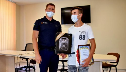 Одесскому школьнику дали премию и грамоту за спасение утопающего