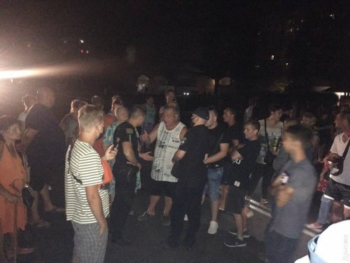 Из-за отключения света на поселке Котовского перекрыли дорогу: недовольные автомобилисты подрались с протестующими, была слышна стрельба