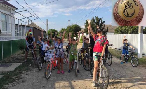 В селе на юге Одесской области с детьми провел тренировку известный велосипедист