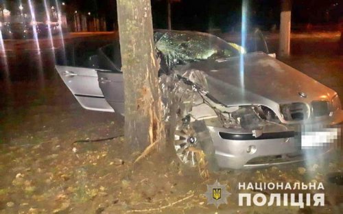 По дороге на поселок Котовского BMW на еврономерах врезался в дерево — водитель погиб