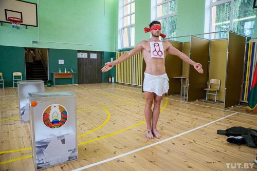 Белорусский художник устроил акцию на избирательном участке