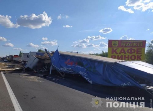 Смертельная авария под Одессой: фура на скорости врезалась в припаркованный на обочине грузовой автопоезд Renault Magnum