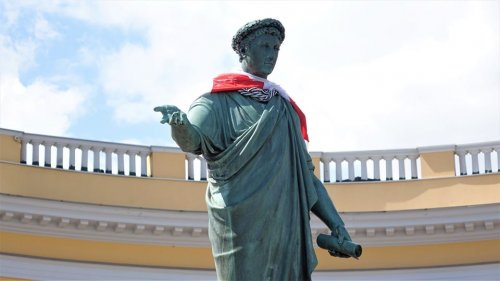 Памятник Дюку де Ришелье обвязали белорусским флагом