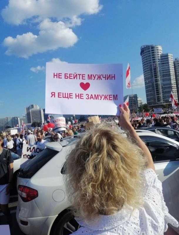 Самые яркие протестные плакаты с митинга в Беларуси (фото)