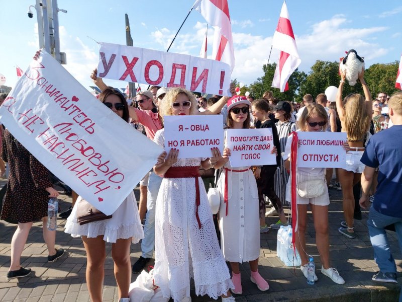 Самые яркие протестные плакаты с митинга в Беларуси (фото)