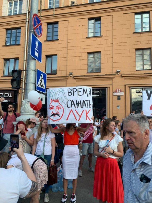 Самые яркие протестные плакаты с митинга в Беларуси (фото)