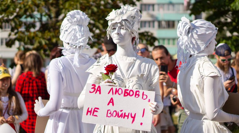 Самые яркие протестные плакаты с митинга в Беларуси (фото)