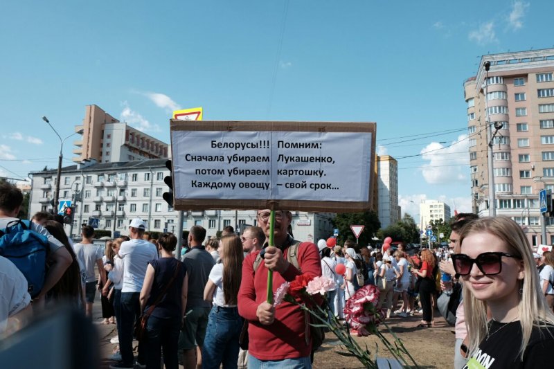 Самые яркие протестные плакаты с митинга в Беларуси (фото)