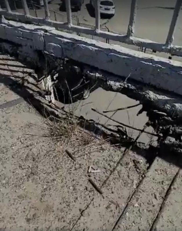 Ивановский мост в Одессе рассыпается от прикосновения руки (фото, видео)