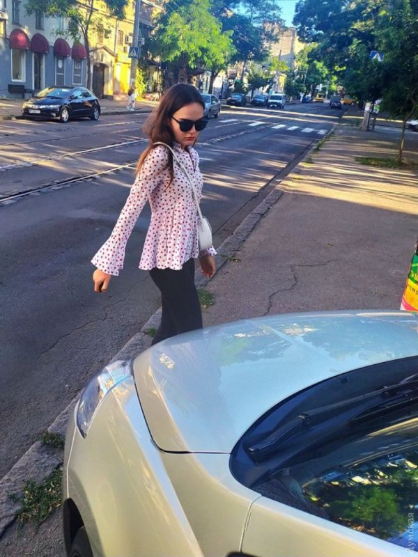 В Одессе возле школы на 10-летнюю девочку едва не наехал автомобиль: под колеса попал самокат