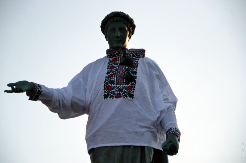 Традиция: одесского Дюка облачили в вышиванку с цветочными мотивами