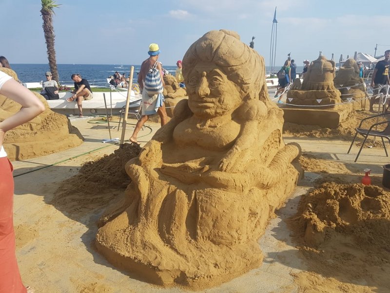В Одессе на набережной слепили трехметровые скульптуры из песка (фото)