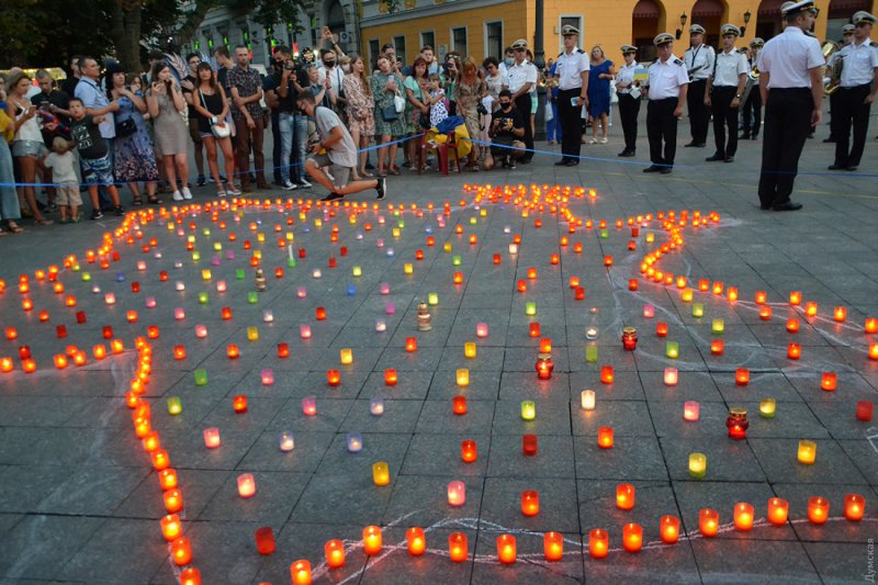 В центре Одессы выложили карту Украины из горящих свечей (фото)