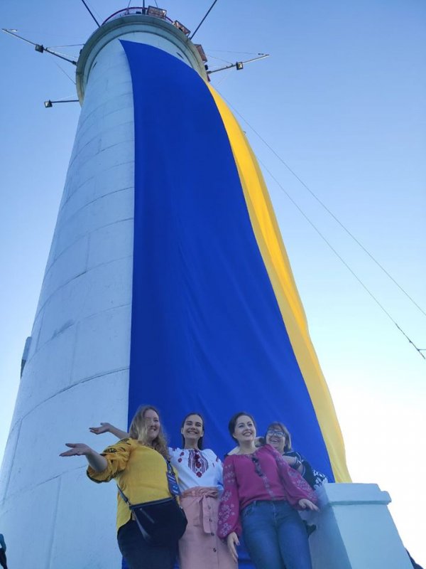 На Воронцовском маяке повесили 18-метровый флаг Украины (фото)