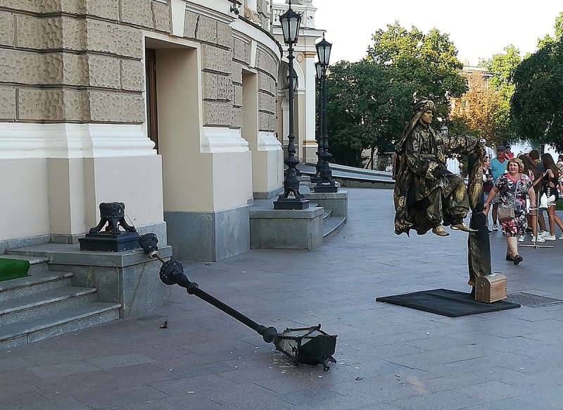 У Одесского оперного упал фонарь, чудом никто не пострадал (ФОТО)