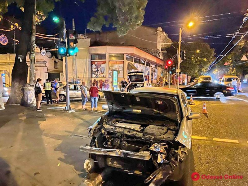 На Канатной полицейские попали в ДТП — разбито 4 автомобиля