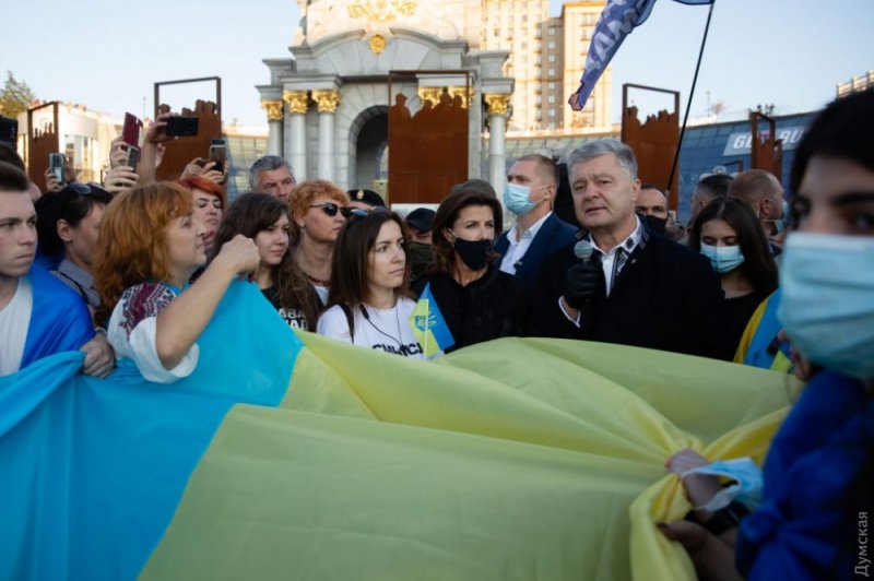 Активисты вместе с Порошенко растянули огромный государственный флаг на Майдане Независимости (политика)